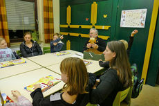 Symbolische Mantelteilung mit den Kommunionkindern (Foto: Karl-Franz Thiede)